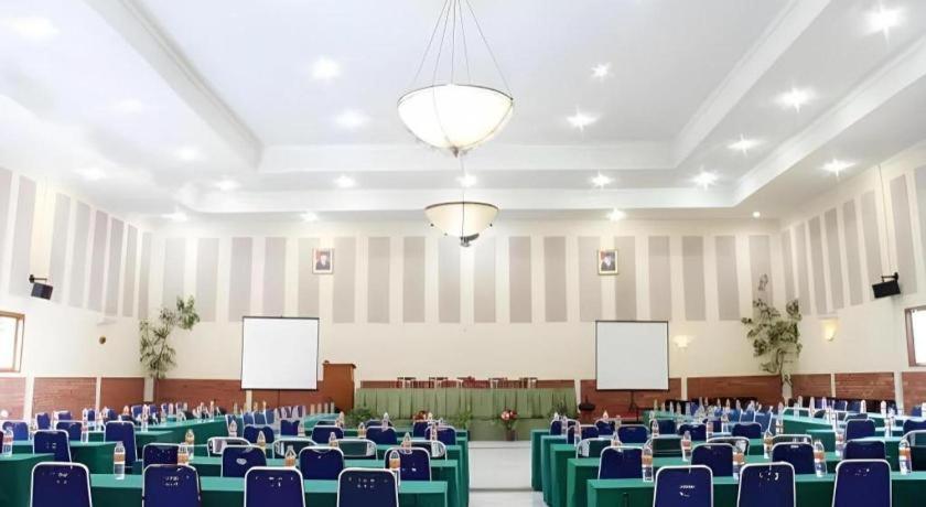 Augusta Sukabumi Hotel Exterior foto