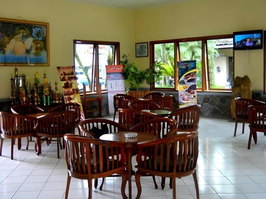 Augusta Sukabumi Hotel Exterior foto