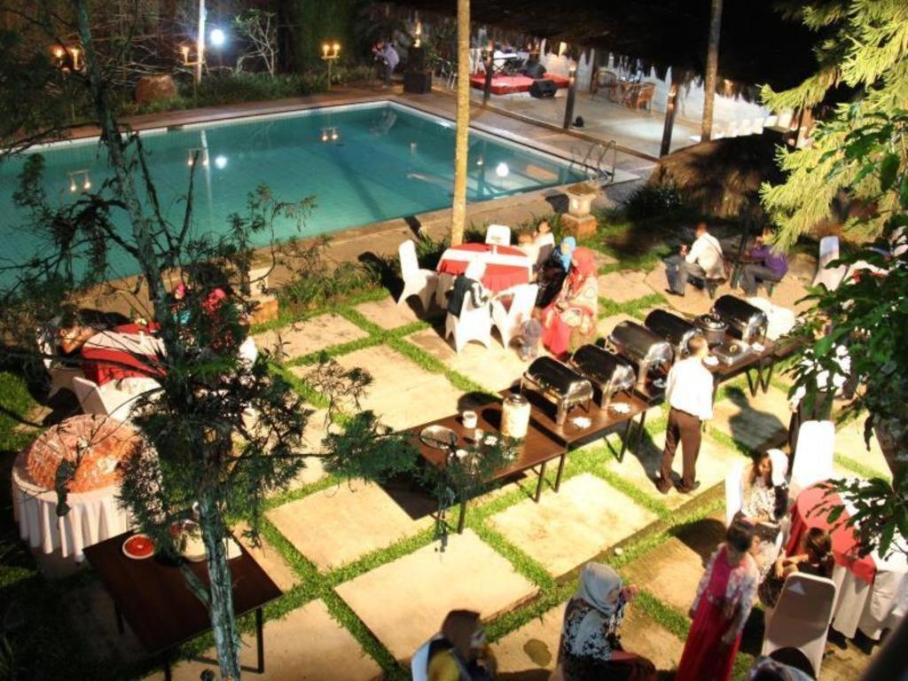 Augusta Sukabumi Hotel Exterior foto