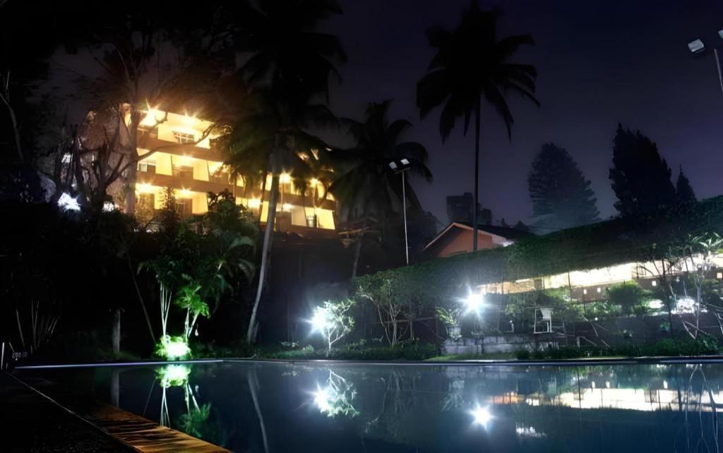 Augusta Sukabumi Hotel Exterior foto