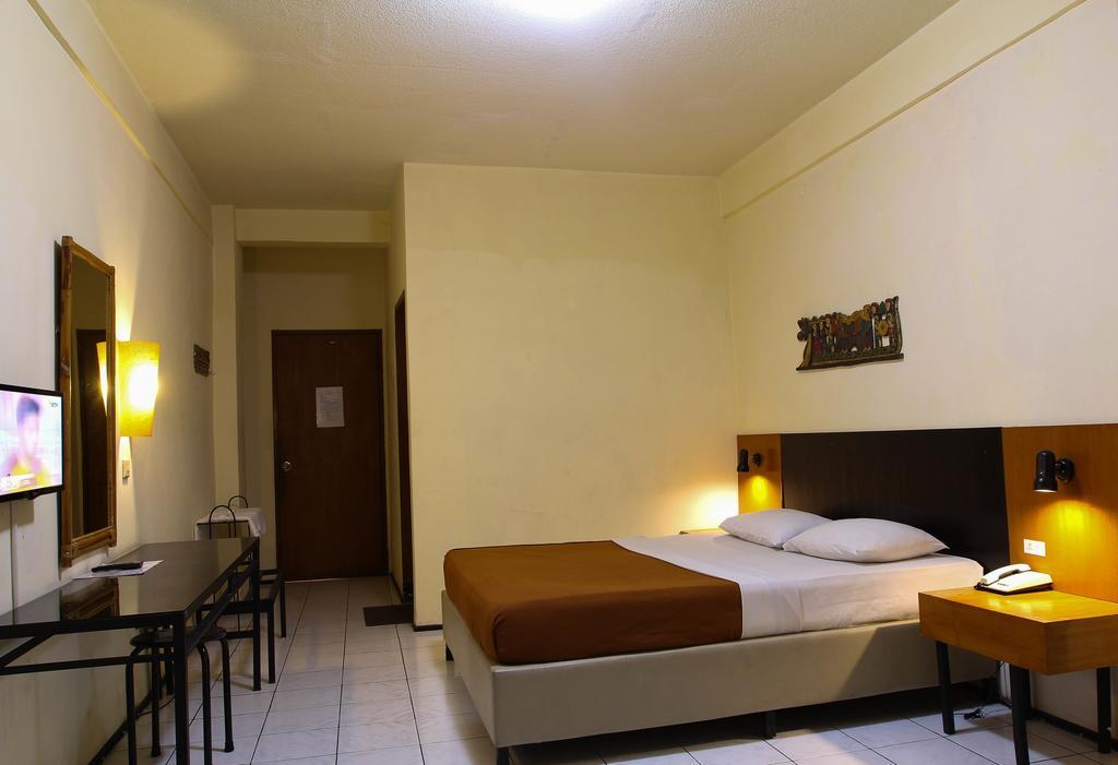 Augusta Sukabumi Hotel Exterior foto